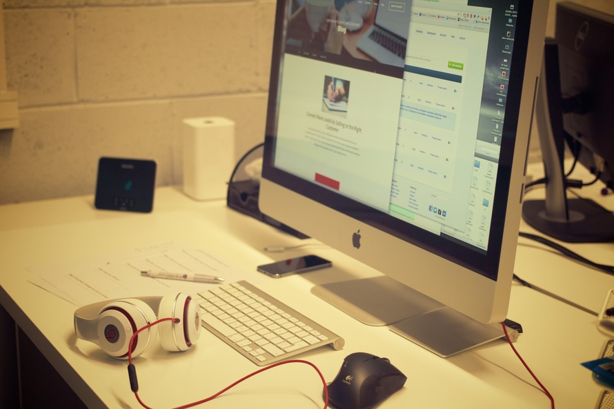 creative-apple-desk-office-large