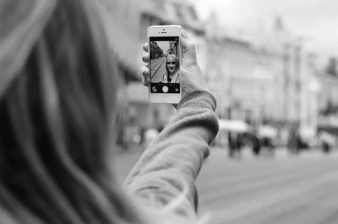 taking-selfie
